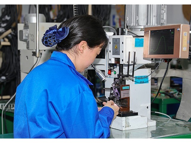 線束壓接工藝全解析：如何保障 0.01Ω 超低接觸電阻？